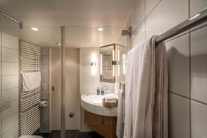 3 habitaciones, minibar y espacio para trabajar con laptop 