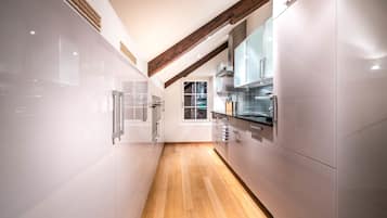 City Apartment, 2 Bedrooms, Non Smoking, Lakeside | Private kitchen | Full-sized fridge, microwave, oven, stovetop