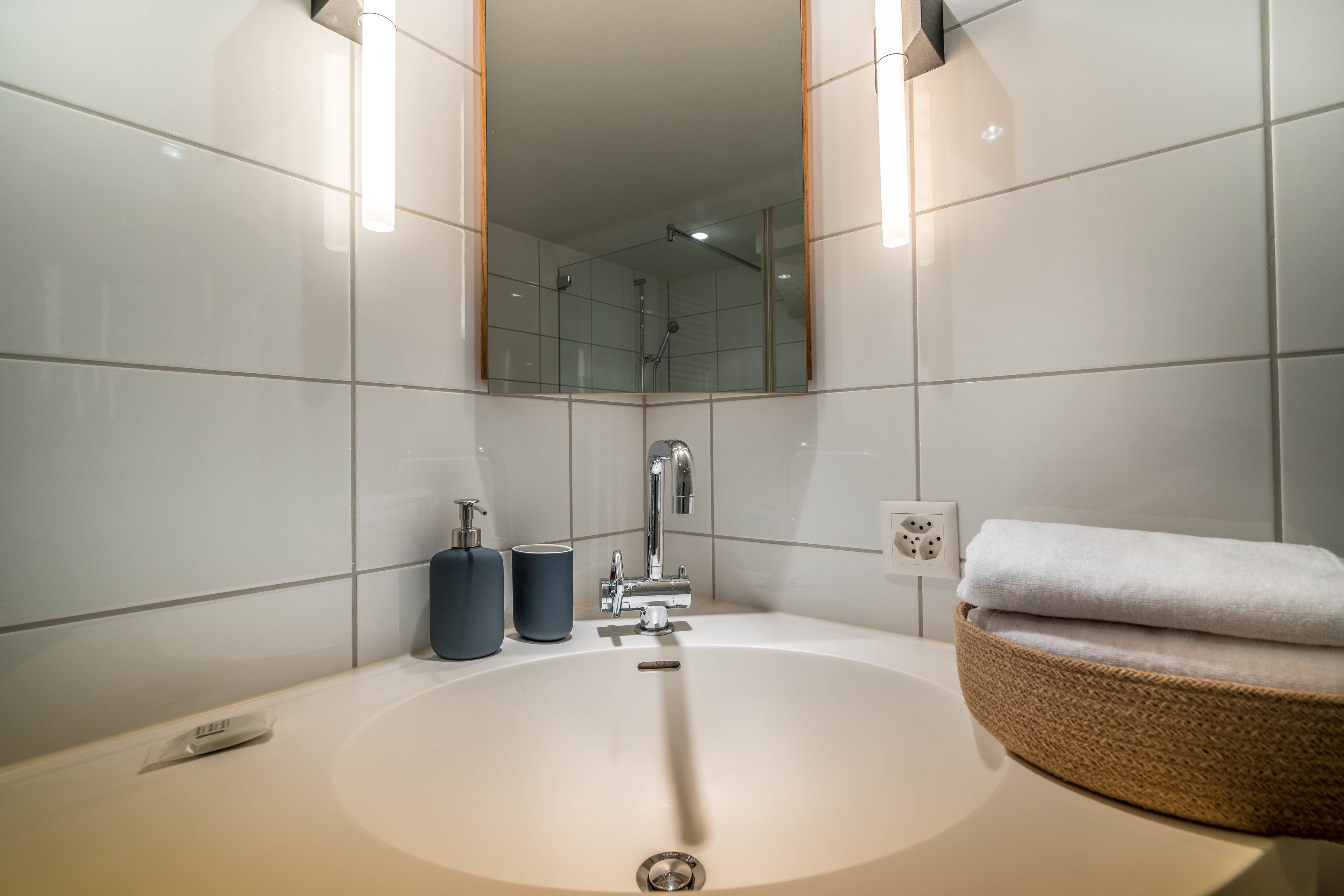 city apartment, 2 bedrooms, non smoking, lakeside | bathroom sink