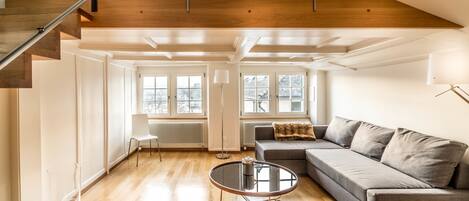 City Apartment, 2 Bedrooms, Non Smoking, Lakeside | Living room | 47-inch flat-screen TV with cable channels, TV