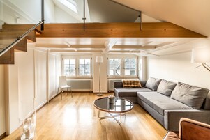 Apartamento City, 2 habitaciones, no fumadores, junto al lago | Sala de estar | Televisión de pantalla plana de 47 pulgadas con canales por cable