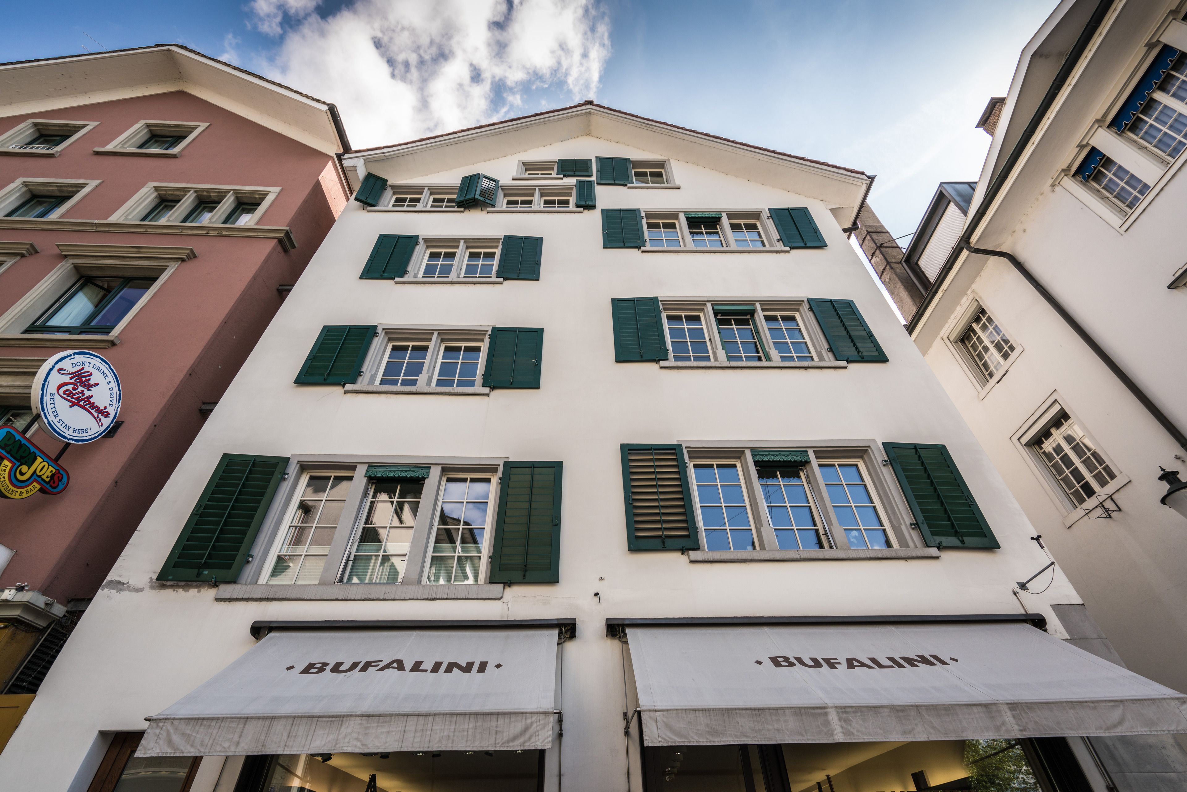 Vista frontal de la propiedad