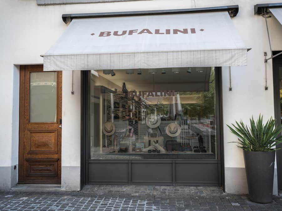 Un escaparate con un toldo grande que muestra el nombre 'BUFALINI'.