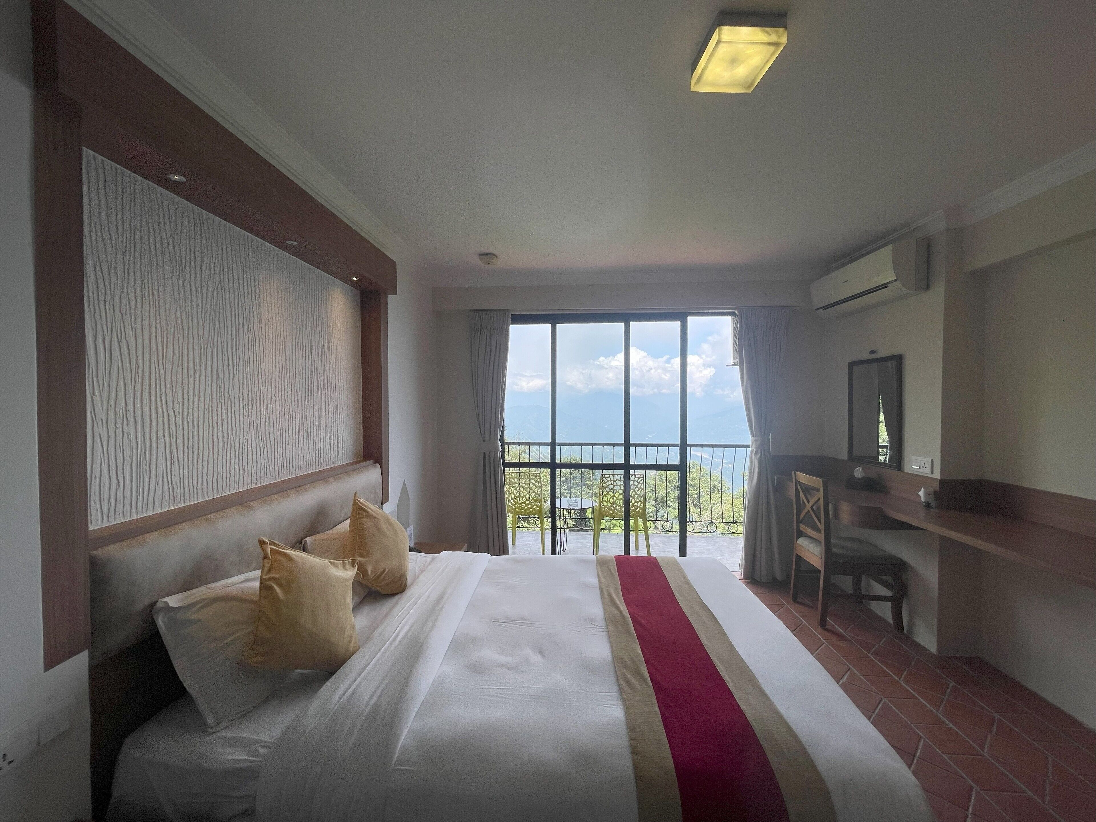 华丽双人房, 1 间卧室, 阳台, 山景 | 高档床上用品、羽绒被、Select Comfort 床、客房内保险箱