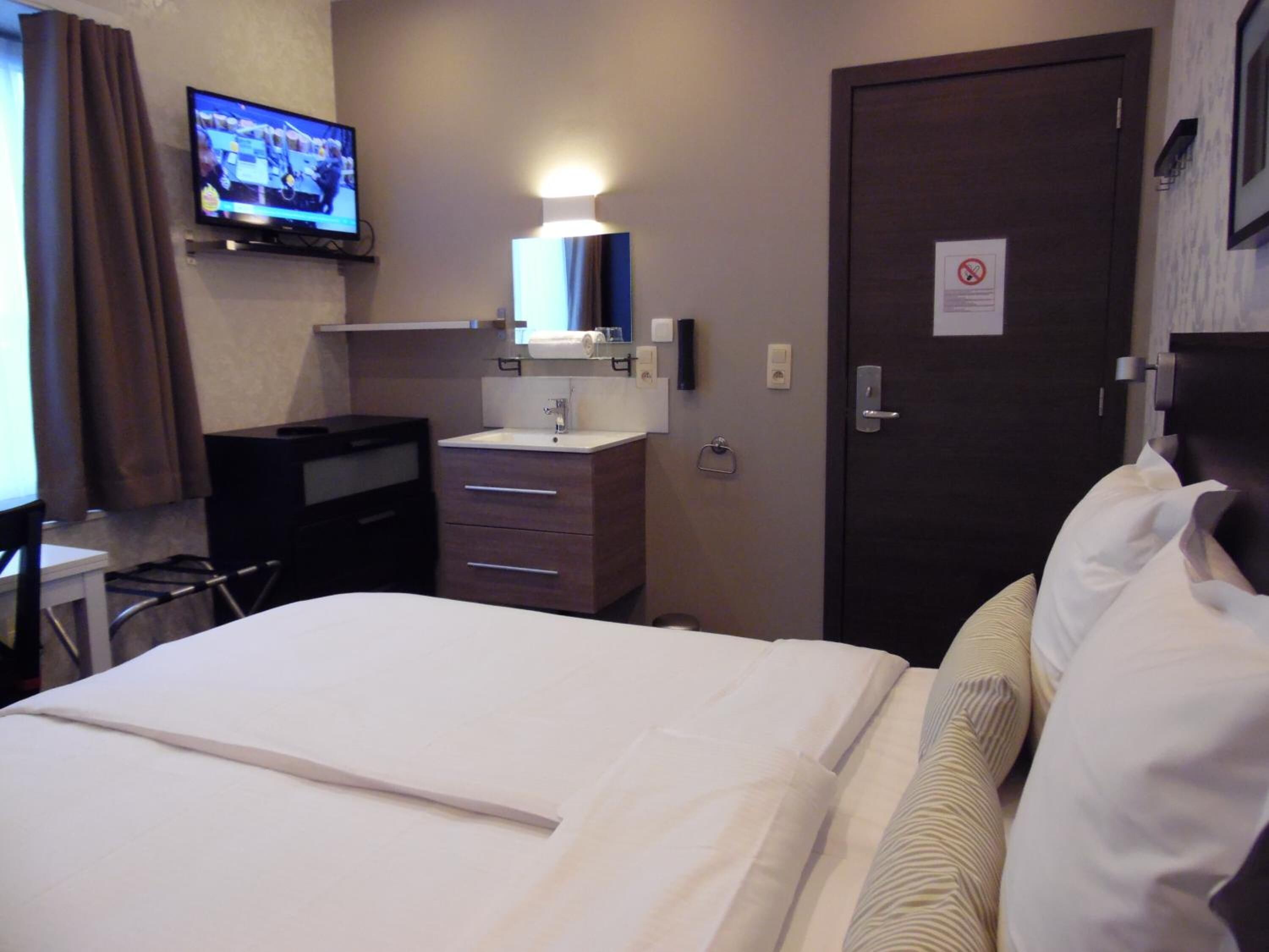 1 bedroom, in-room safe, desk, blackout curtains