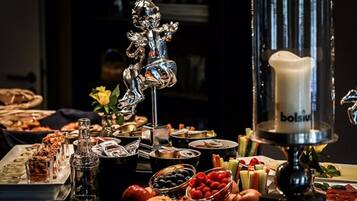 Free daily buffet breakfast