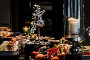 A buffet table with various food items and a decorative silver figure. - Wittgensteiner Landhaus - Adult Only (Winterberg)
