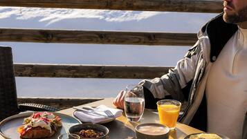 Free daily buffet breakfast