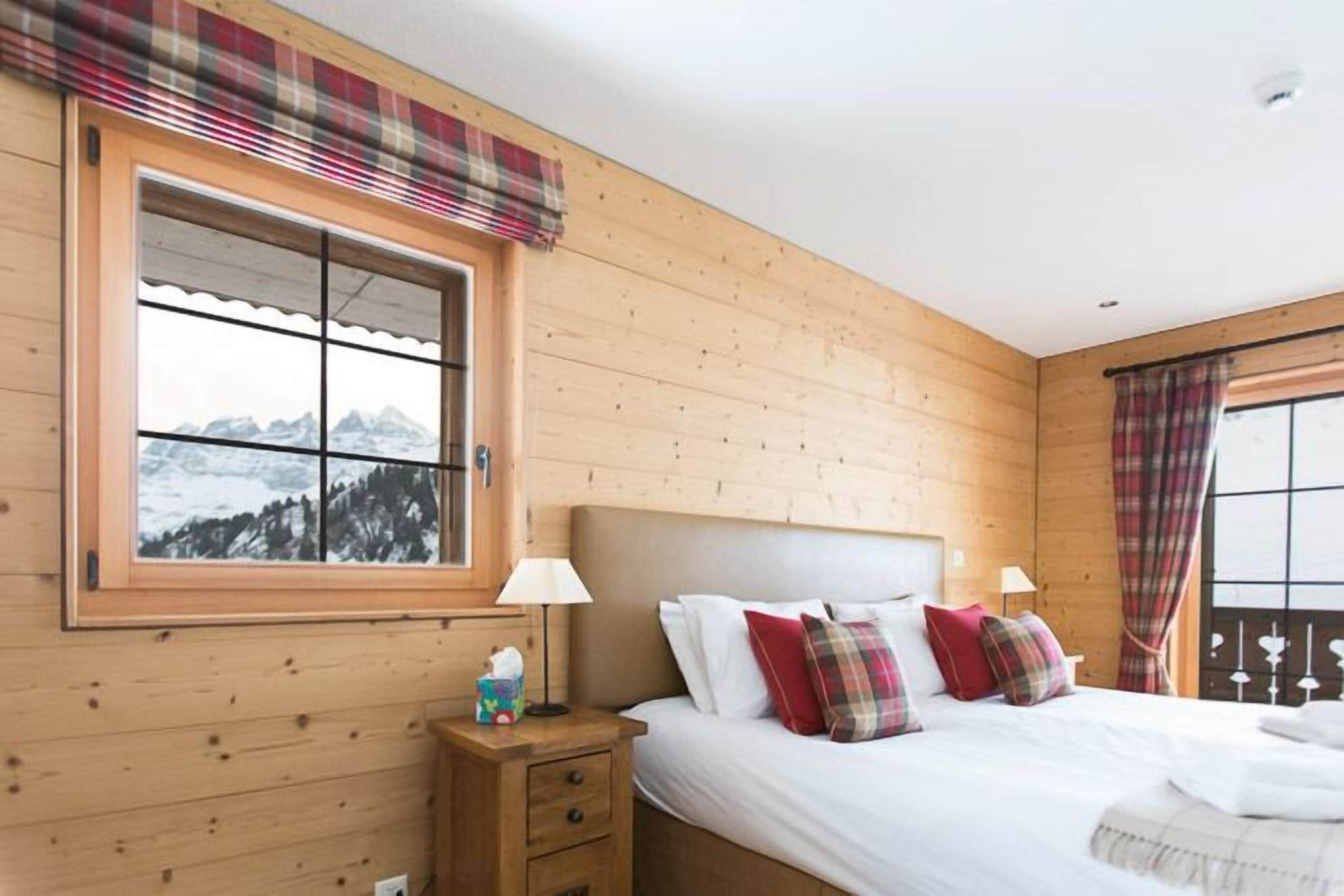 Dobbelt- eller tomannsrom – standard | Safe på rommet, skrivebord, wi-fi (inkludert) og sengetøy