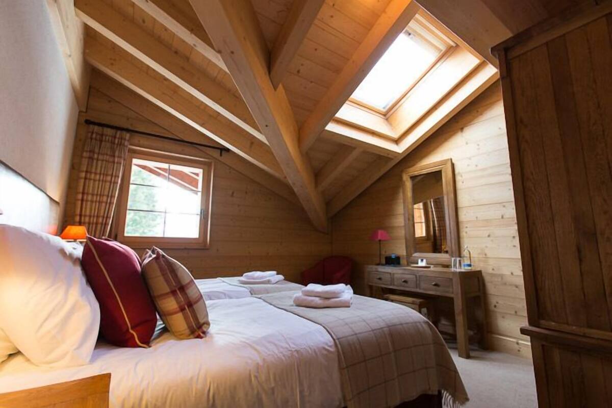 Double or Twin Room | In-room safe, desk, WiFi (free), bed sheets