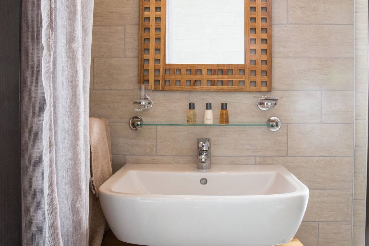 business double room single use, 1 bedroom, non smoking | bathroom | shower, free toiletries, hair dryer, bathrobes