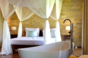 Royal Garden Villa with Private Pool | Artículos del minibar gratis y caja de seguridad en la habitación 