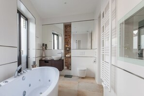 Apartment, Fireplace, Lake View (Badewonne) | Jetted tub - Ringelnatz Inselhotel Malchow (Malchow)