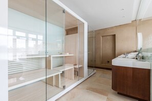 Luxury House, Jetted Tub, Lakeside (Lakehouse with sauna) | Bathroom | Shower, free toiletries, towels - Ringelnatz Inselhotel Malchow (Malchow)