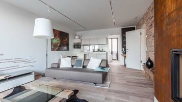 Leilighet, peis, utsikt mot innsjø (Badewonne) | Oppholdsrom