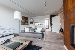 Apartment, Fireplace, Lake View (Badewonne) | Living room - Ringelnatz Inselhotel Malchow (Malchow)