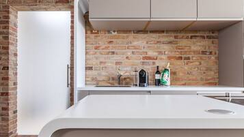 Luksushus, massasjebadekar, ved innsjø (Lakehouse with sauna) | Eget kjøkken | Kjøleskap, kokeplater, espressomaskin og vannkoker