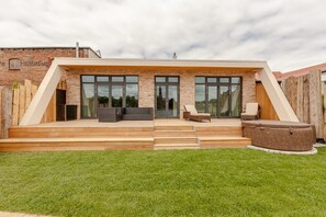 Luxury House, Jetted Tub, Lakeside (Lakehouse with sauna) | Terrace/patio - Ringelnatz Inselhotel Malchow (Malchow)