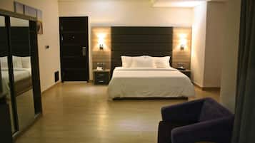1 bedroom, premium bedding, minibar, in-room safe