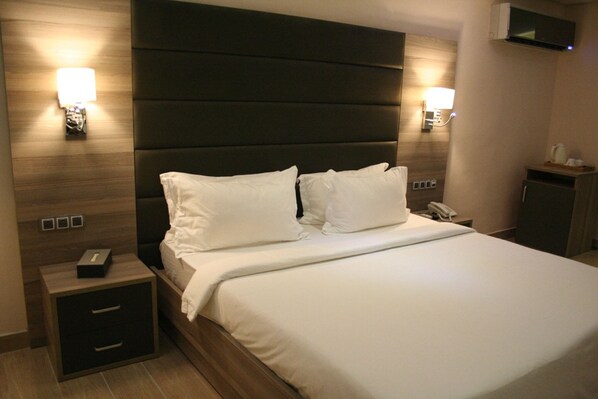 Premium bedding, minibar, in-room safe, desk - Scarlet Lodge (Lagos)