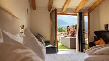 Superior Double Room with Jacuzzi ,SPA Access | Zimmersafe, Schreibtisch, kostenloses WLAN, Bettwäsche