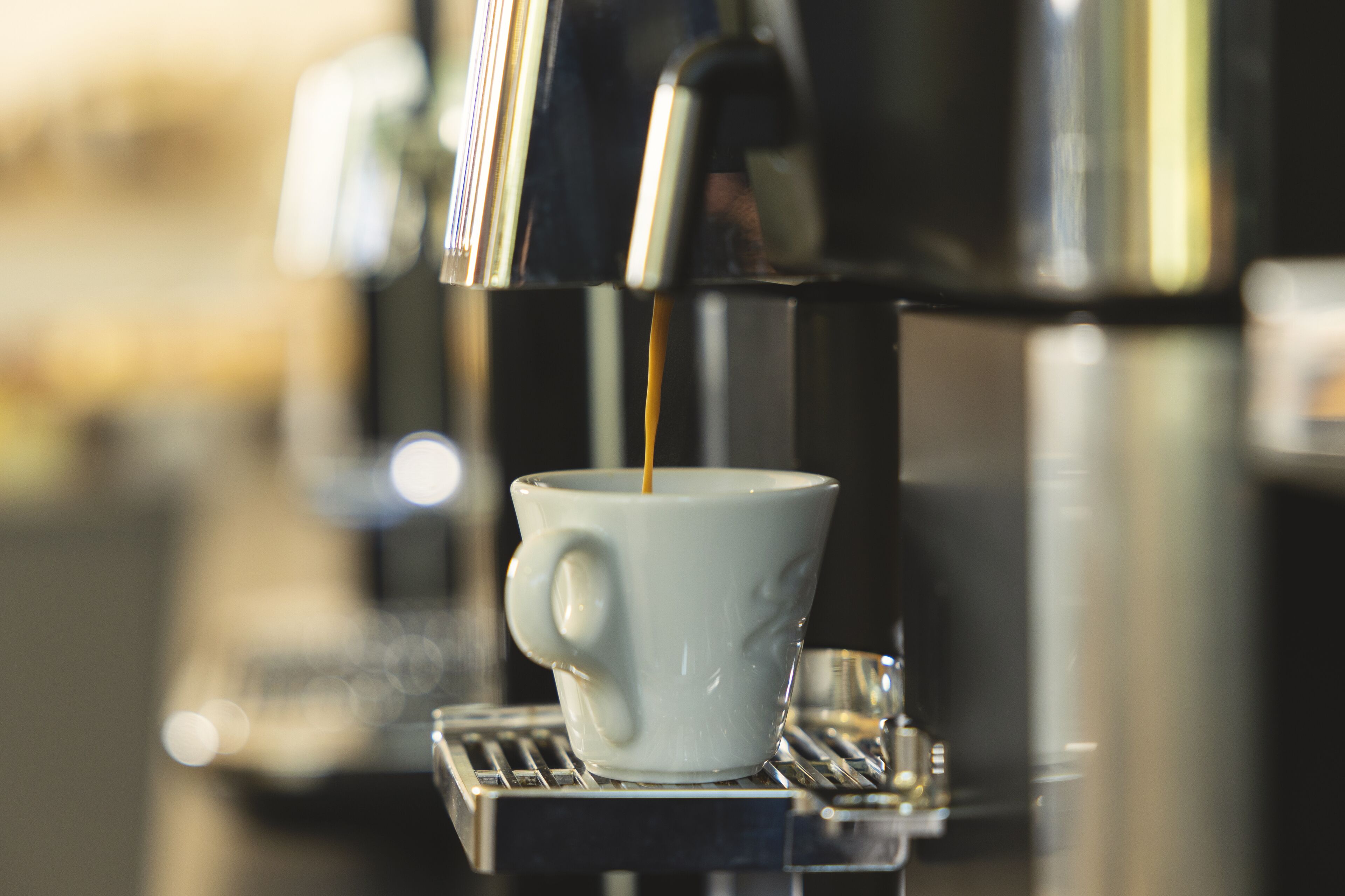 Una máquina de café sirviendo café en una taza.