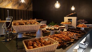 Un buffet proposant une variété de produits de boulangerie et de desserts.