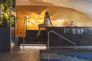Sauna, hot tub, steam room, 2 treatment rooms, massages