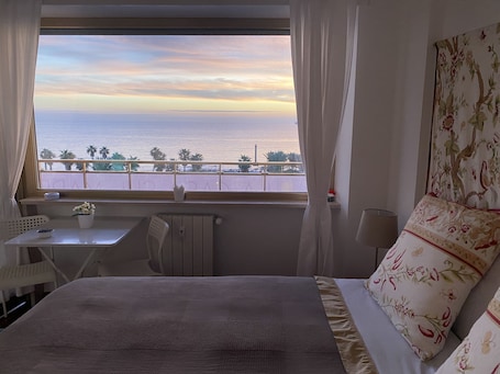 In-room dining. La Casa sul Mare