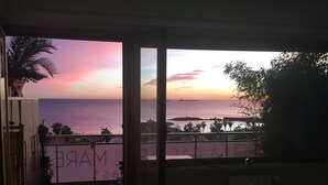 A balcony with a view of the sea at sunset. - La Casa sul Mare (Civitavecchia)