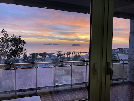 Egyptian cotton sheets, premium bedding, memory foam beds, minibar. La Casa sul Mare