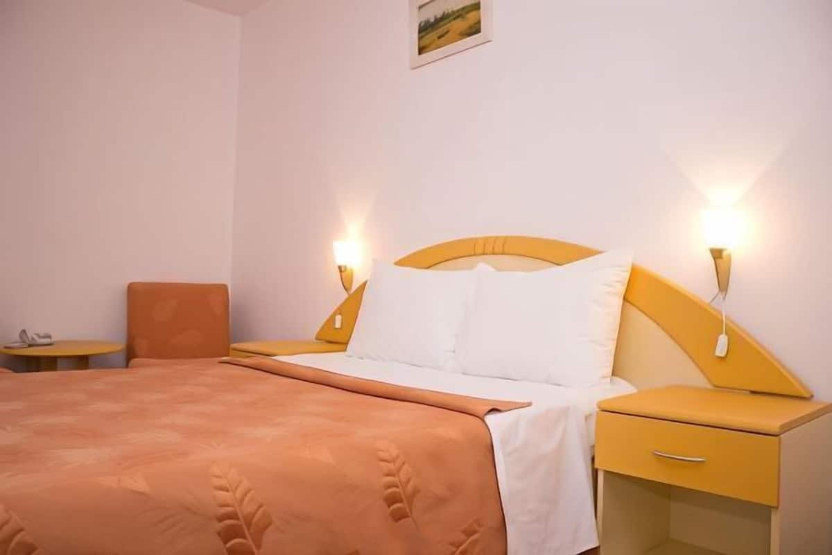 Peralatan tempat tidur premium, bar mini, meja, kalis bunyi