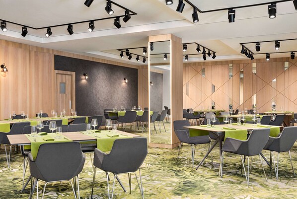 A conference room with multiple tables, chairs, and overhead lighting. - Ramada by Wyndham Slatina Parc (Slatina)