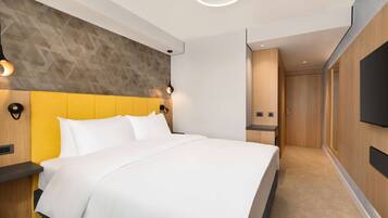 Quarto, 1 cama King, acessível, para não fumantes (Roll-In Shower) | Roupas de cama premium, frigobar, escrivaninha, quartos à prova de som