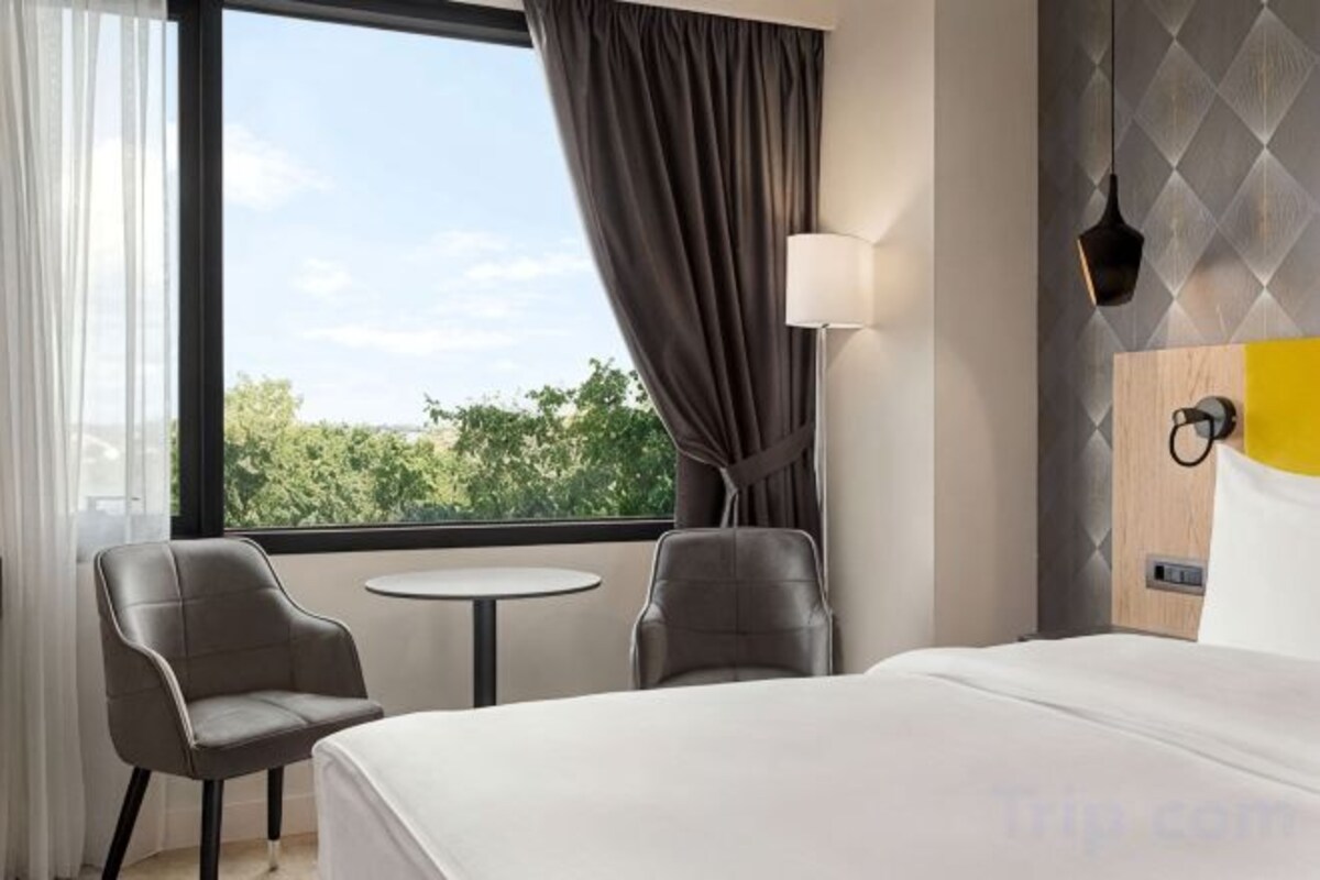 King Room With Mobility Accessible Roll-in Shower-Non-Smoking