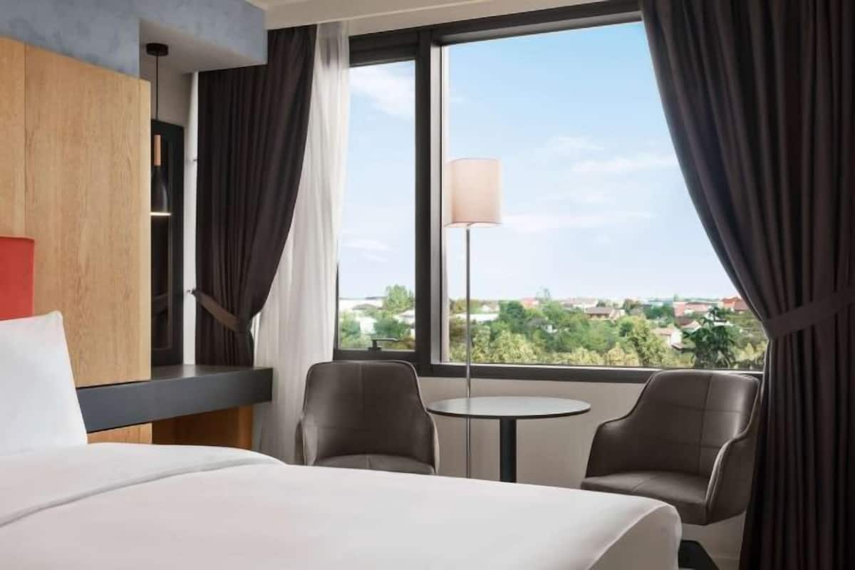 Peralatan tempat tidur premium, bar mini, meja, kalis bunyi
