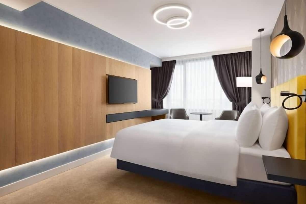 Peralatan tempat tidur premium, bar mini, meja, kalis bunyi
