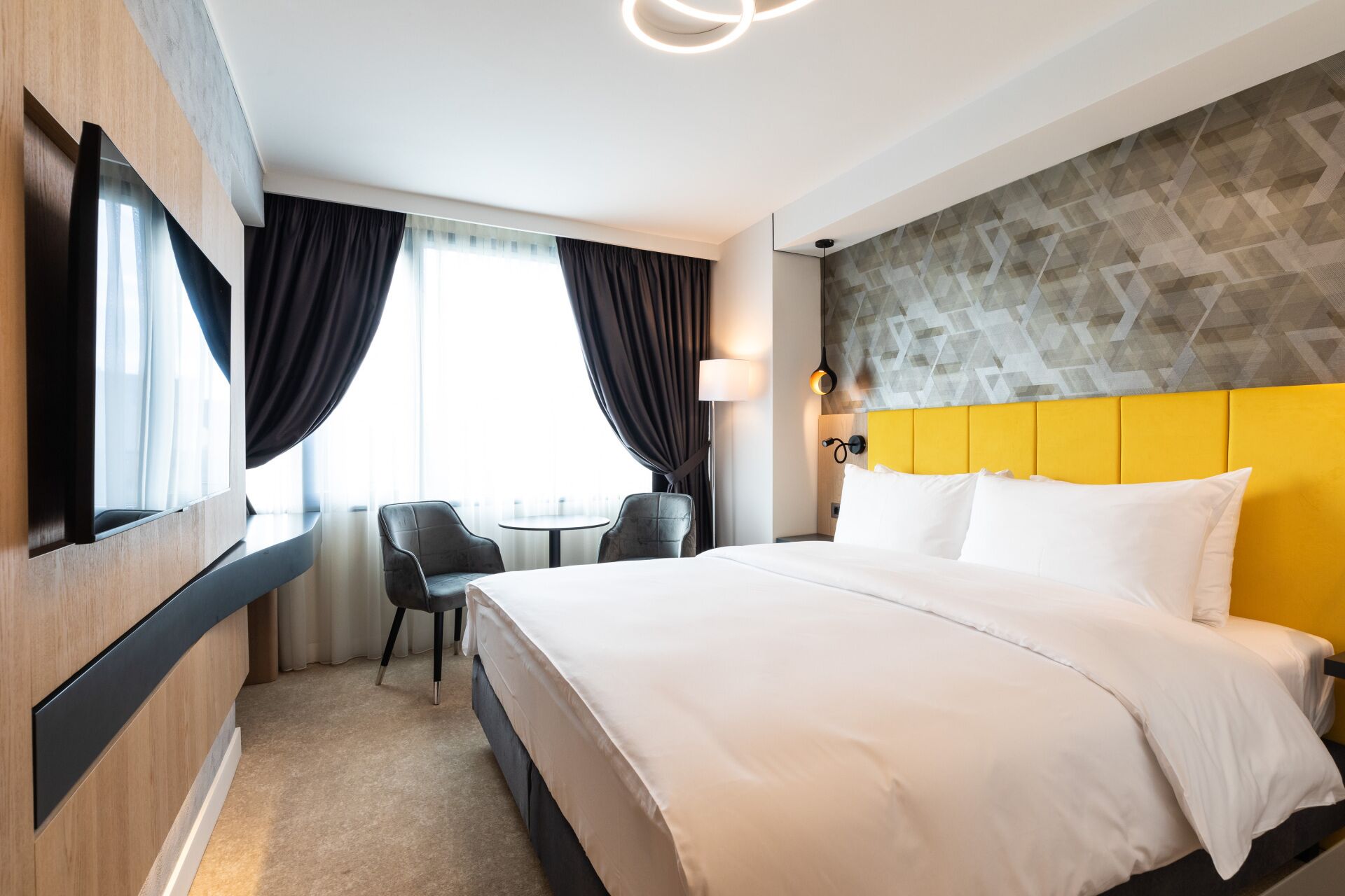 Chambre, 1 très grand lit, accessible aux personnes à mobilité réduite, non-fumeurs (Roll-In Shower) | Literie de qualité supérieure, minibar, bureau, chambres insonorisées