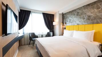Chambre, 1 très grand lit, accessible aux personnes à mobilité réduite, non-fumeurs (Roll-In Shower) | Literie de qualité supérieure, minibar, bureau, chambres insonorisées