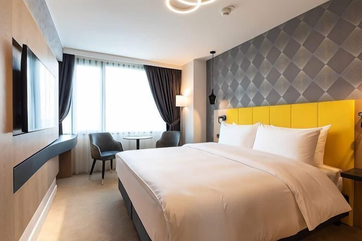 Peralatan tempat tidur premium, bar mini, meja, kalis bunyi