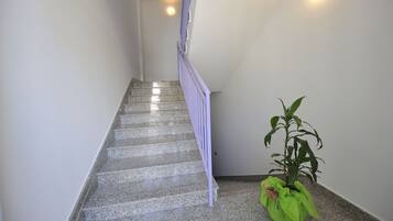 Ropa de cama de alta calidad y escritorio