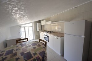 Penthouse, 2 Bedrooms, Private Bathroom, Ocean View | Private kitchen | Fridge, microwave, electric kettle - La Casa del Nonno (Campomarino)