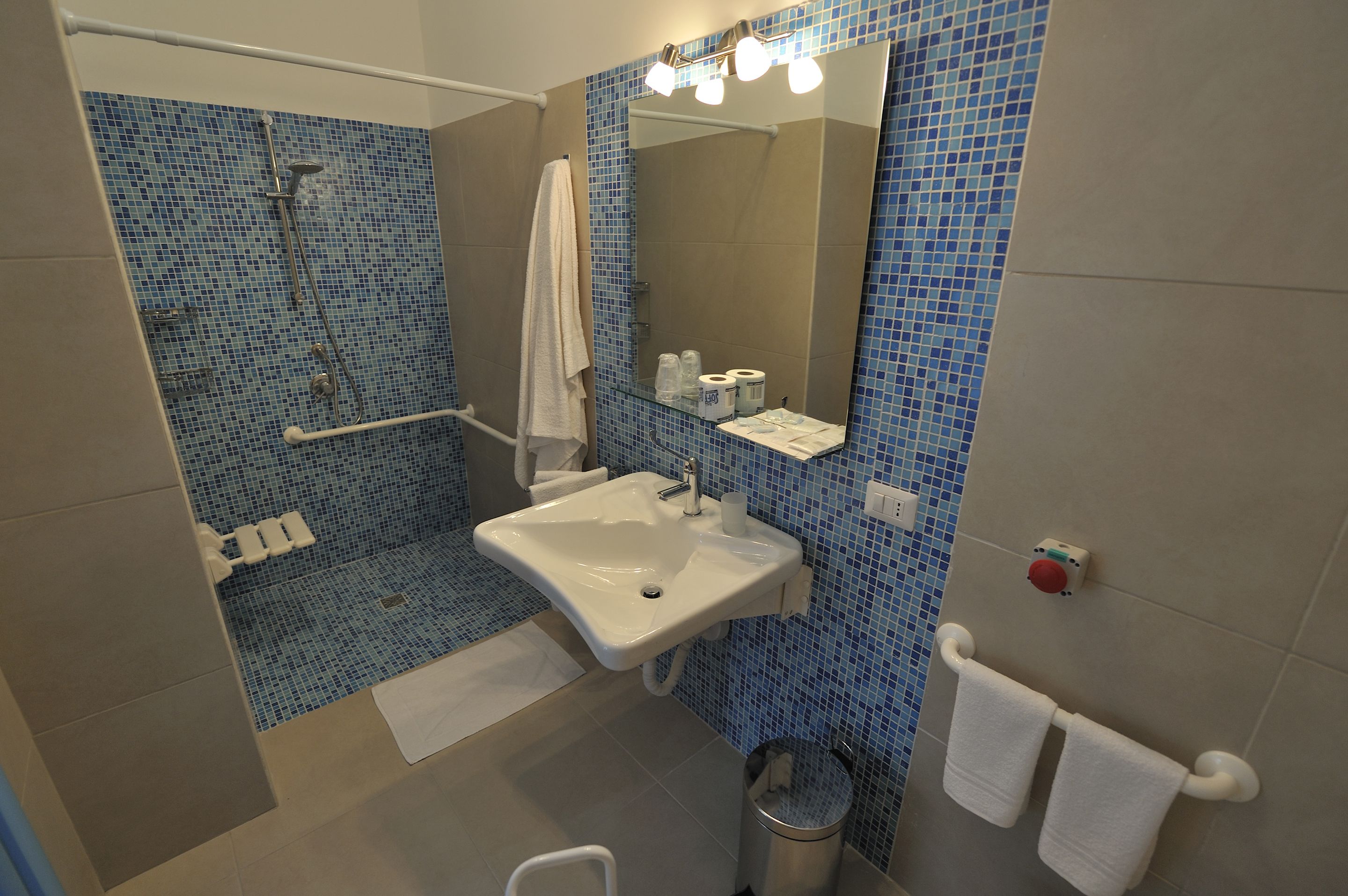 Ducha, artículos de tocador gratuitos, secador de pelo, bidet