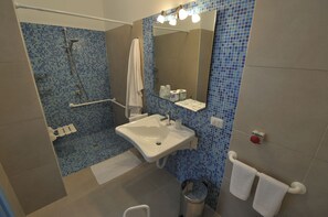 Doccia, set di cortesia gratuito, asciugacapelli, bidet