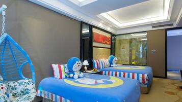 Habitación de hotel con dos camas, un sillón colgante y un ventanal grande.