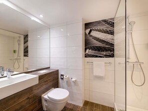 A modern bathroom with a shower, toilet, and sink. - ibis Styles Tubingen (Tuebingen)