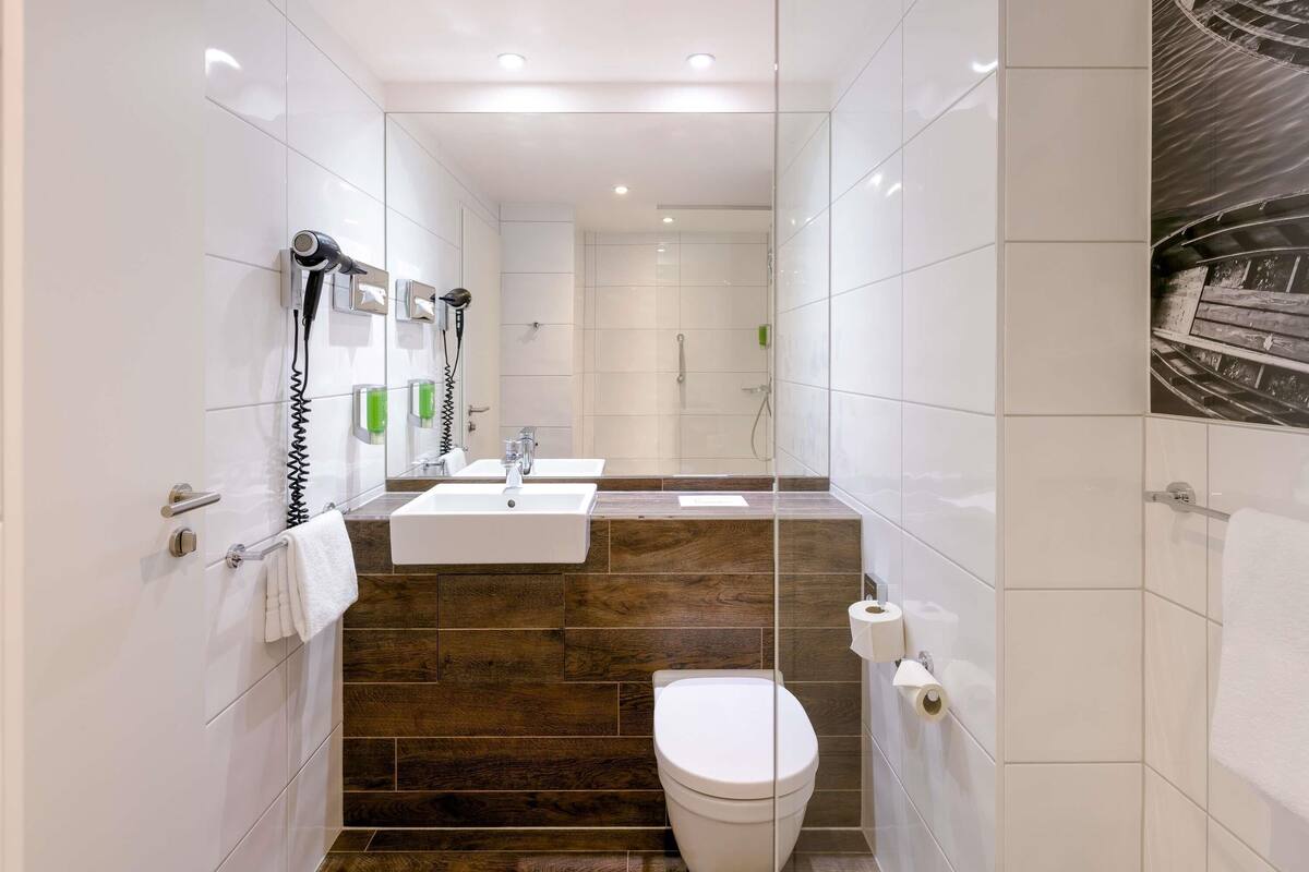 1 bedroom, in-room safe, desk, blackout curtains