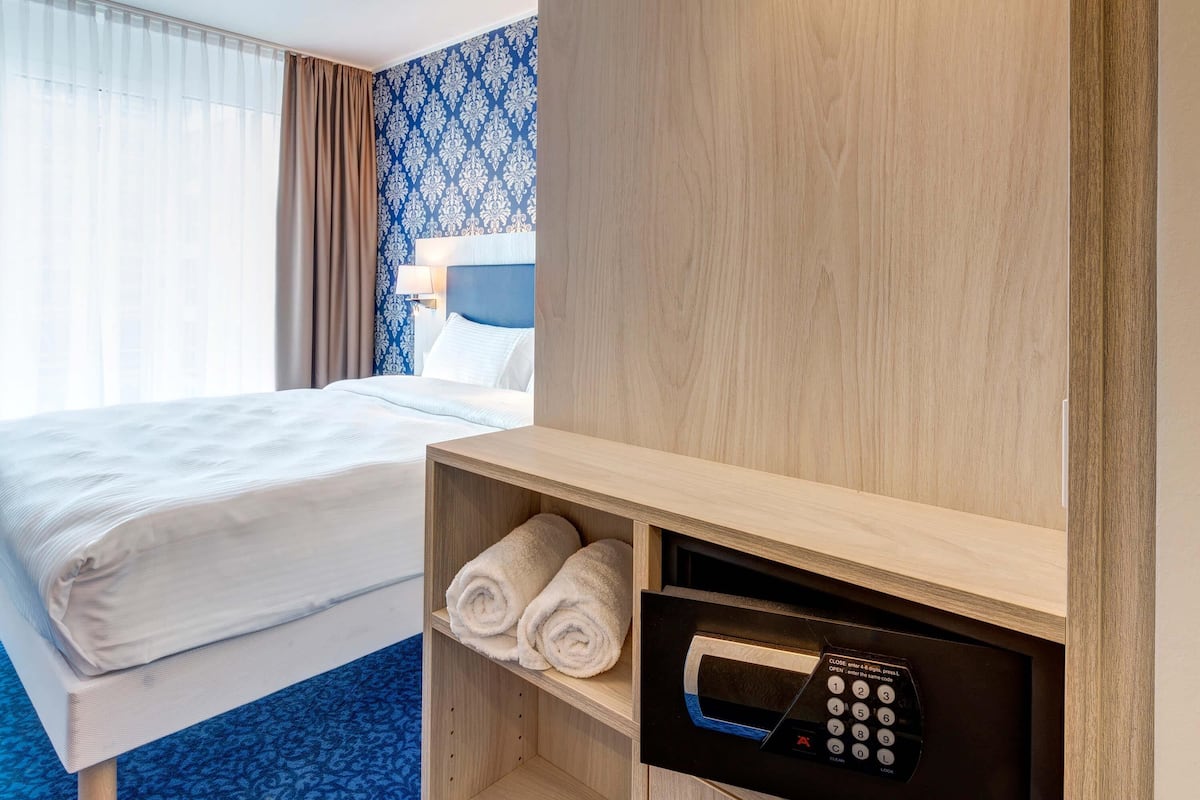 Comfort Room, 1 Double Bed | In-room safe, desk, soundproofing, iron/ironing board