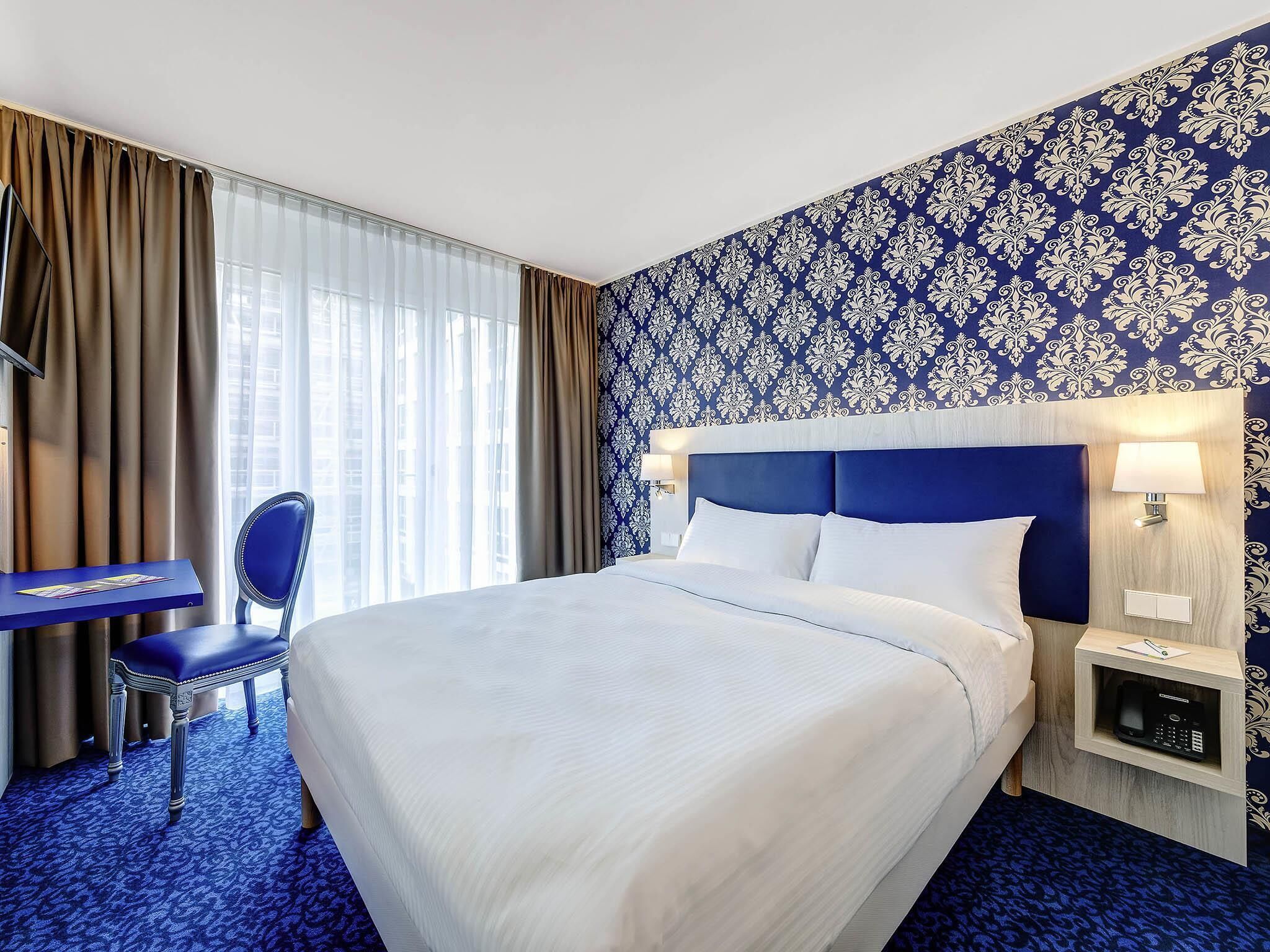 Comfort Room, 1 Double Bed | In-room safe, desk, soundproofing, iron/ironing board