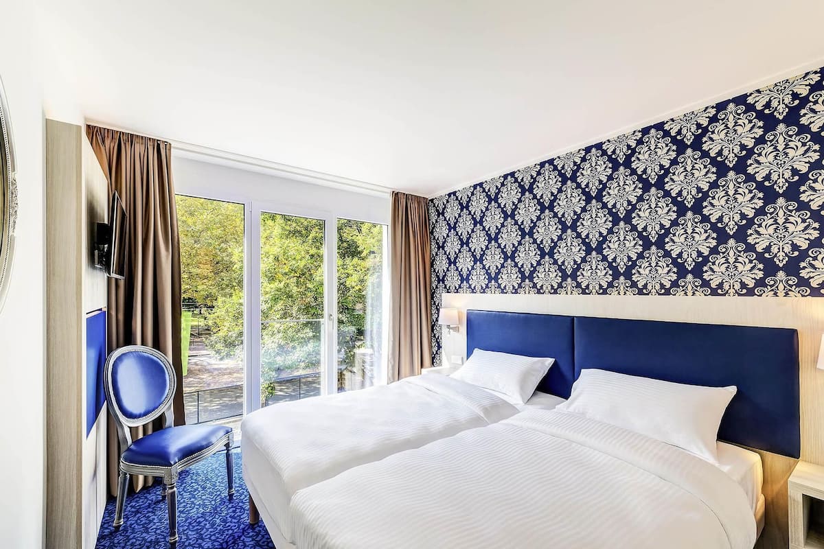 Chambre Confort avec lits jumeaux, 2 lits jumeaux | Coffre-fort, bureau, systĂšme dâinsonorisation, fer et planche Ă repasser